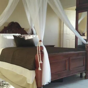 Apartment Stylish Ac, Balcony, Parking, Pool, Ocho Rios